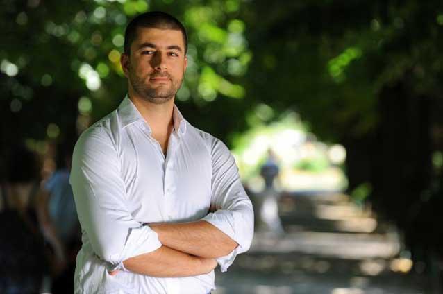 El a ales România - Adrian Măniuţiu, tânărul care a ocolit scurtătura românească