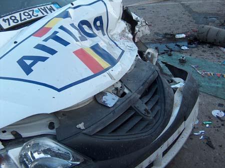 Maramureş: Doi poliţişti au murit şi un altul a fost rănit după ce maşina de intervenţie a intrat într-un TIR