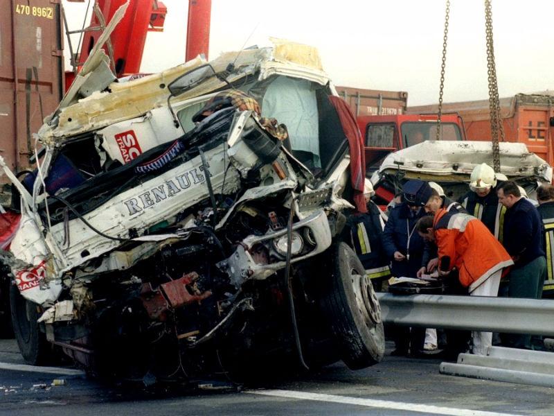 Doi români au murit şi şapte au fost răniţi într-un accident rutier produs în Spania