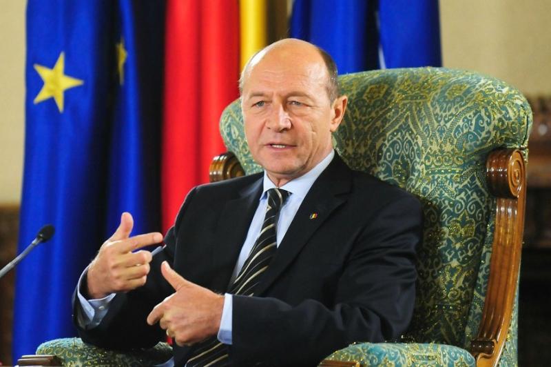 Băsescu îi răspunde lui Pop: Niciodată nu am facut cursuri de masterat. Nu sunt masterand şi nici "dottore"