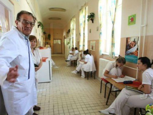 Mai multe spitale din Ungaria le permit medicilor să primească bacşişuri de la pacienţi