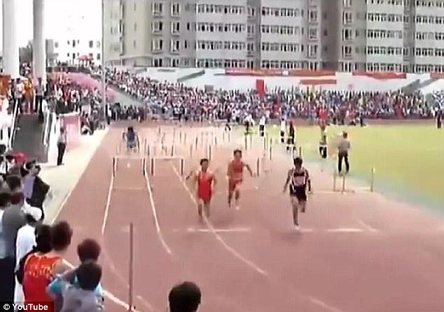 Dezastru la o cursă de 110 metri garduri. Cum a reuşit un atlet chinez să treacă linia de sosire (VIDEO)