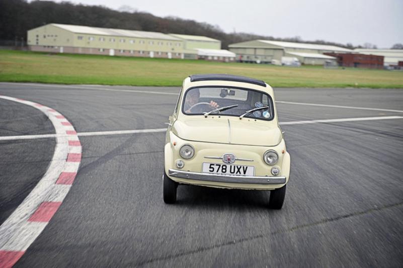Legende pe roți: Hammond conduce Fiat 500