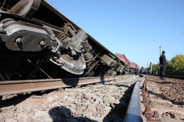 Un tren mărfar a deraiat şi a acroşat un autoturism. Un om a murit şi alţi trei au fost răniţi