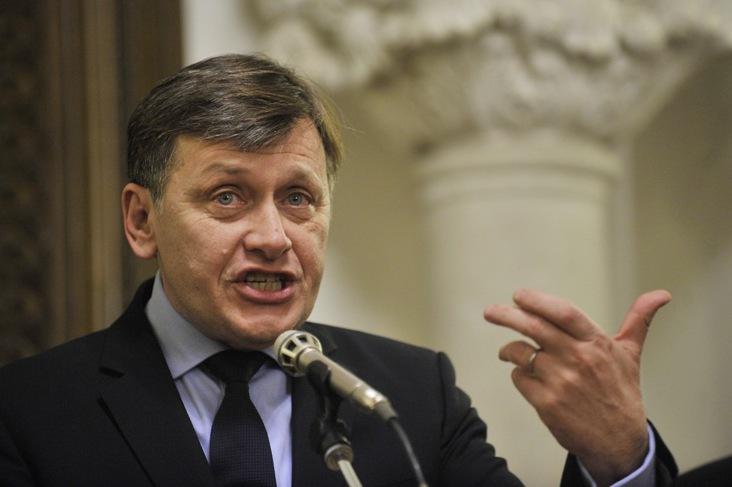 Antonescu: Şedinţa Parlamentului pentru suspendarea lui Băsescu are loc la ora 17:00, chiar dacă CCR nu dă avizul până atunci