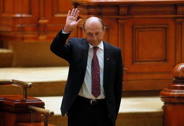 Băsescu cere CC "soluţionarea conflictului juridic" constituţional între Parlament şi preşedinte