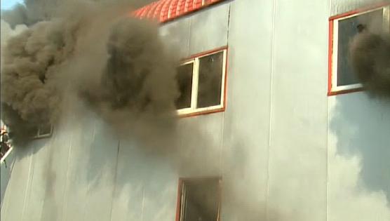 INCENDIU PUTERNIC la o hală cu materiale textile din comuna Voluntari. 11 maşini de pompieri au fost trimise - LIVE VIDEO