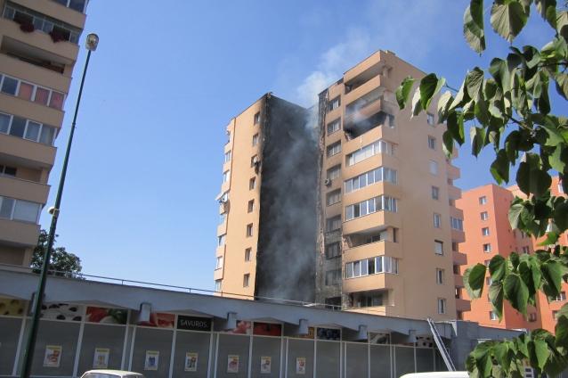 Un incediu puternic a pârjolit un bloc din Tîrgu-Mureş