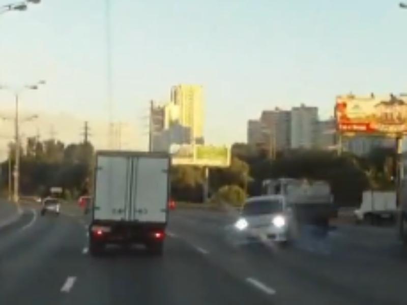 (VIDEO) Cel mai DEMENT mod de a schimba banda, în trafic