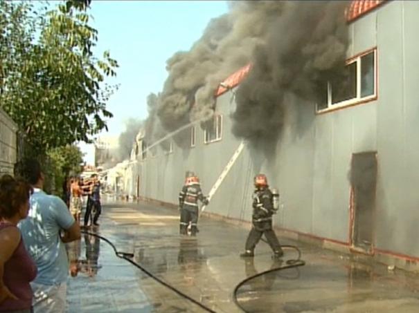 Incendiul de la depozitul din Voluntari, stins după opt ore