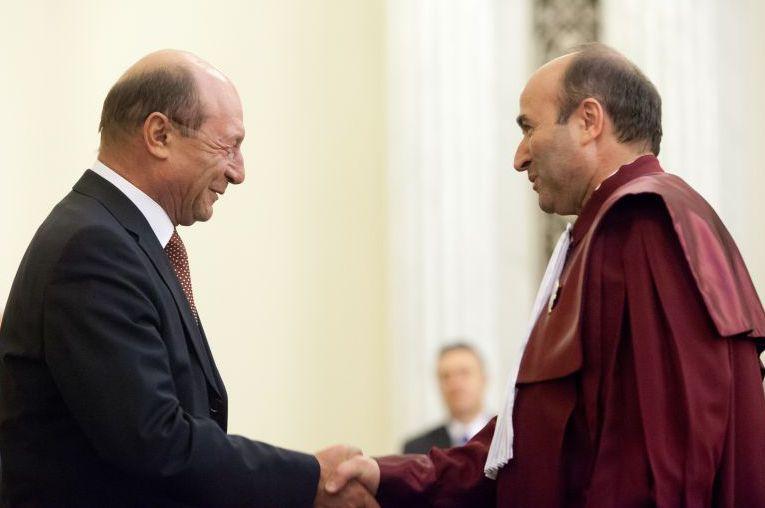 Băsescu a participat la şedinţa CCR. Curtea decide interimatul în exercitarea funcţiei de preşedinte