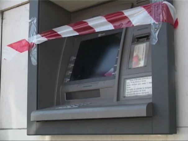 Doi tineri au spart şapte bancomate ale unor sucursale bancare din Iaşi. Vezi cât au furat