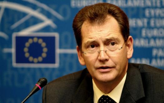 Graham Watson acuză Partidul Popular European de ipocrizie în tema României. Traian Băsescu a politizat Curtea Constituţională