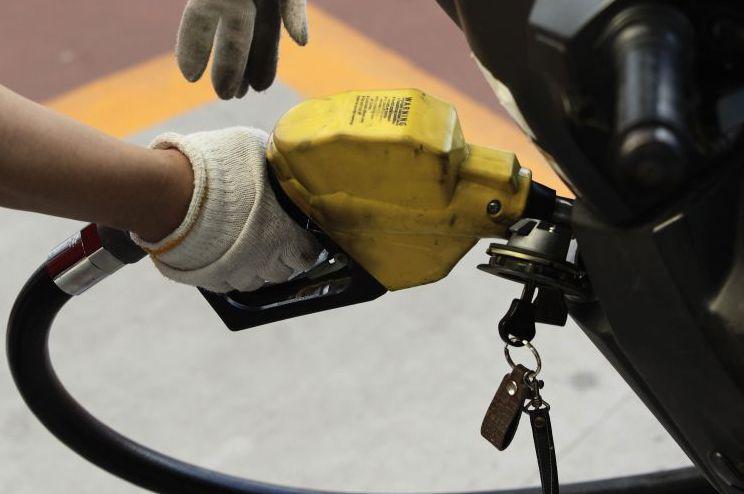 Majorări la pompă: Benzina şi motorina s-au scumpit din nou, după trei luni de ieftiniri. Vezi noile tarife