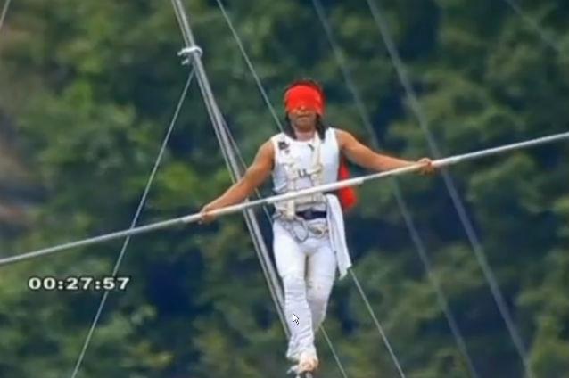 VIDEO: Un acrobat chinez, la un pas de moarte într-o cădere spectaculoasă