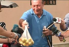 Băsescu, în rol de părinte al jurnaliştilor: le-a împărţit apă şi fructe, la sediul de campanie