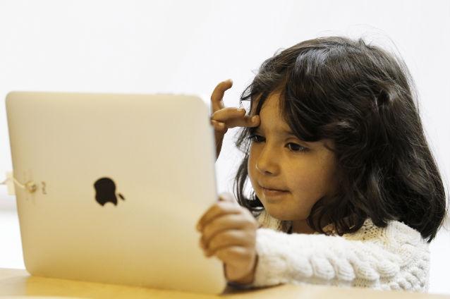 Peste jumătate dintre copii dau date personale pe internet şi ar însoţi necunoscuţi pentru un cadou