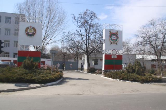 Armamentul din Transnistria ar acoperi datoriile Tiraspolului faţă de Moscova, dacă ar putea fi vândute legal. Uniunea Europeană şi OSCE mimează monitorizarea zonei