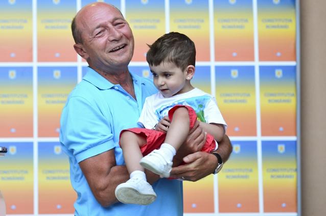 Băsescu, discurs de campanie cu un copil în braţe