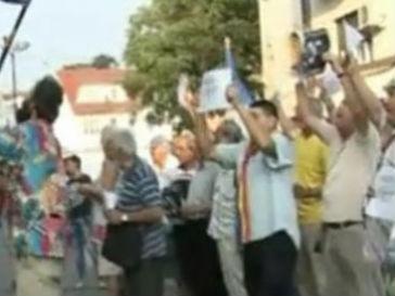 (VIDEO) Protest în faţa sediului de campanie al lui Băsescu: "Jos cu dictatorul"