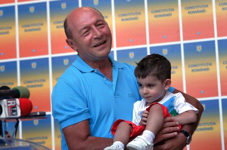 C.T. Popescu, despre discursul lui Băsescu: Sintagma "cinstit/necinstit", o metodă de propagandă şi manipulare. Copilul ţinut în braţe, o stratagemă propagandistică