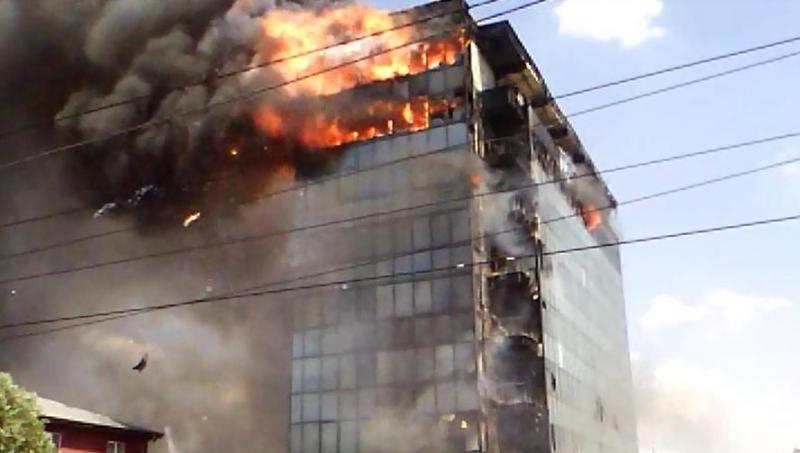 (VIDEO) Incendiu puternic în Capitală: Pompierii s-au luptat cu flăcările şi câinii maidanezi
