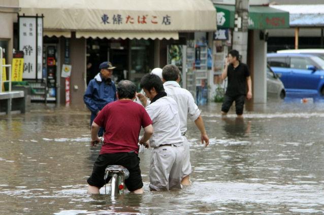 Autorităţile japoneze recomandă evacuarea a 400.000 de persoane din cauza ploilor torenţiale