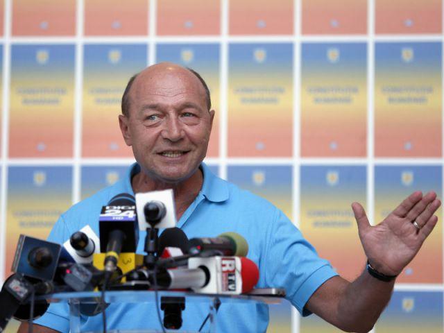 Băsescu a participat sâmbătă la un miting la Cluj-Napoca. Preşedintele suspendat a aprins o flacără a democraţiei, care va fi purtată prin ţară