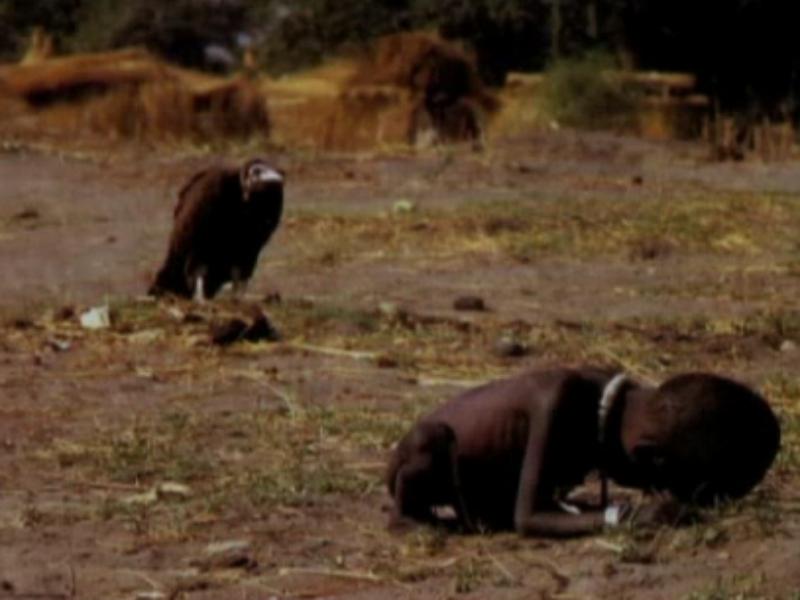 "Copilul pândit de vultur" povestea din spatele celebrei fotografii de Pulitzer a lui Kevin Carter