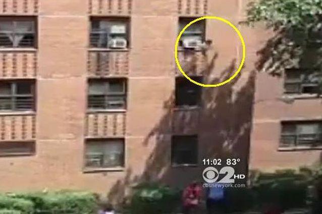 Imagini de infarct! Momentul în care o fetiţă de 7 ani cade de la etajul unui bloc şi este prinsă de un vecin (VIDEO)