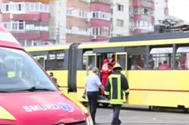 Două tramvaie s-au ciocnit în Capitală, la intersecţia Rahova cu Sebastian: 18 oameni au fost răniţi în accident