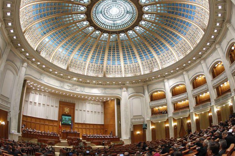 Parlamentul, în şedinţă extraordinară. Senatul decide: păstrează pragul de prezenţă, referendumul se desfăşoară între 07:00 şi 23:00
