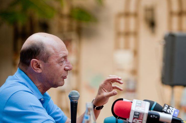 Băsescu nu vrea referendum până la ora 23:00: La sate, şi cârciuma se închide la 22:00. De la 8:00 la 20:00 era arhisuficient