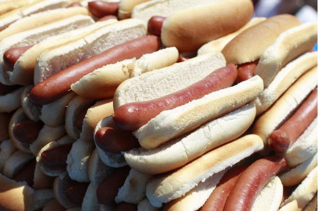Ce conţine de fapt un hot dog? După ce vezi lista cu ingrediente, este foarte posibil să nu-l mai mănânci niciodată