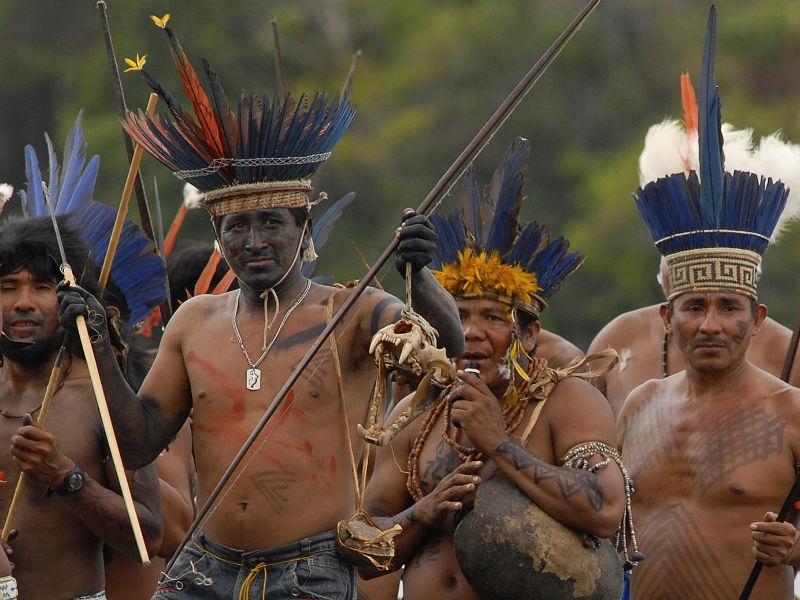 Un trib indigen înarmat cu ciomege a atacat o bază militară columbiană