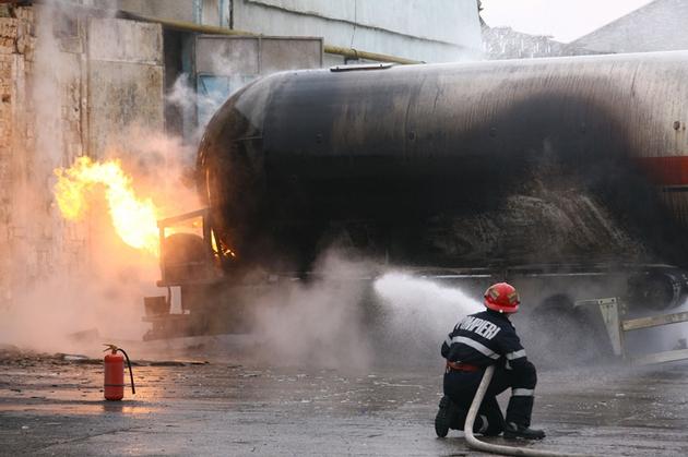 Explozie lângă rafinăria Arpechim. Două cisterne cu combustibil şi două TIR-uri au luat foc