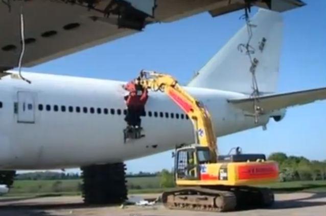 VIDEO: Cum este distrus un avion Boeing 747 după ultimul său zbor