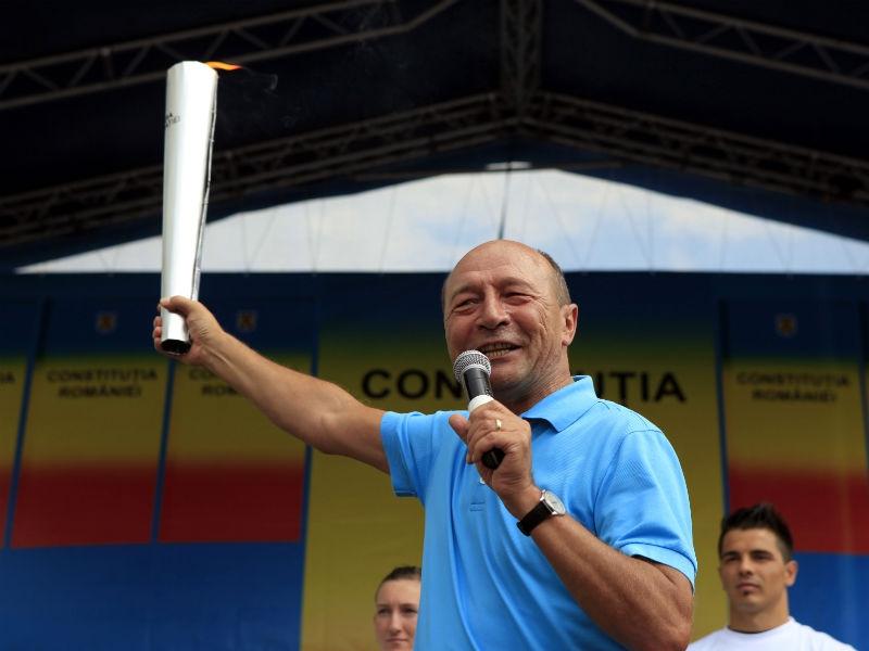"Flacăra democraţiei", aruncată în Dunăre, la Orşova. Băsescu: "Se vor aprinde multe flăcări ale democraţiei, zilele acestea"