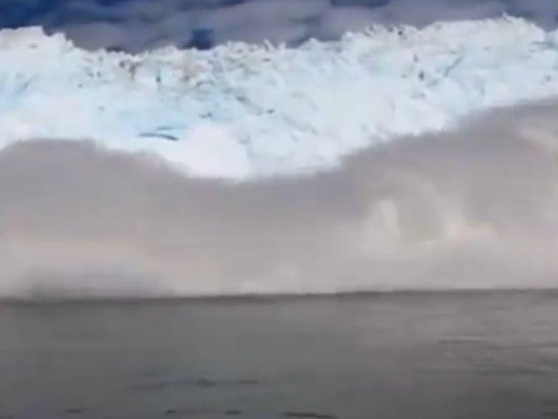 (VIDEO) Mini-tsunami provocat de un gheţar. O barcă trebuie să fugă din calea valului care ameninţă să o înghită