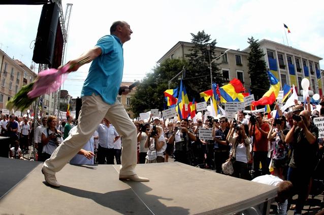 Băsescu: „Oamenii politici care îndeamnă românii să nu se prezinte la vot sunt iresponsabili”