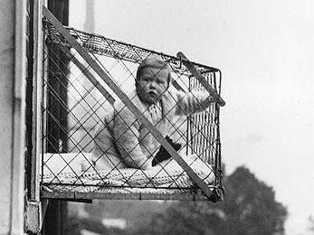 Cum se "depozitau" copiii pe vremea bunicilor. De la leagănul suspendat în afara ferestrei, la scaunul pentru bebeluşi din tetieră