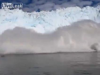 VIDEO Turişti aproape înghiţiţi de valul uriaş provocat de un iceberg