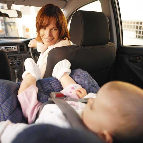 Caniculă! Nu lăsaţi copilul singur în maşină!