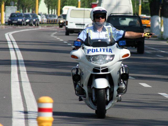 Poliţist pe motocicletă, lovit de un sofer beat cu permisul suspendat tot pentru conducere sub influenţa alcoolului