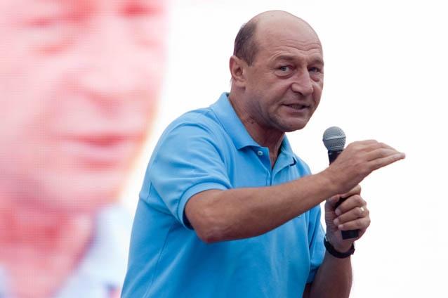 Băsescu - în campanie electorală şi în ziua votului: "Singurul lucru care ne ajută este statul acasă!"