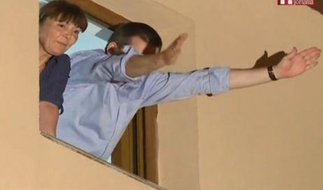 REFERENDUM 2012. VIDEO Macovei si Neamţu au ieşit pe fereastra sediului PDL, urlând frenetic