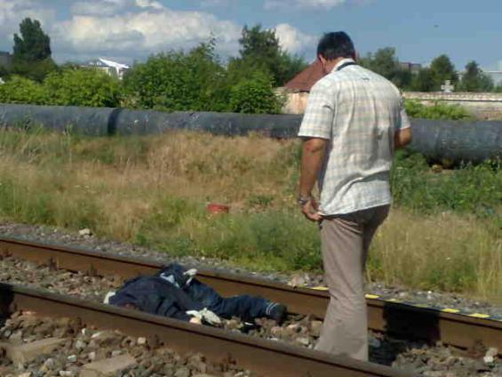 Un bărbat a murit după ce a căzut din tren, fiind lovit de un alt tren care venea din sens opus
