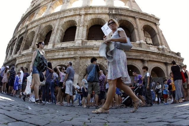 Colosseumul din Roma devine noul Turn din Pisa