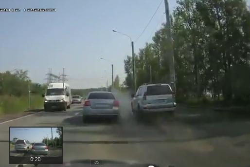Vezi cum se şicanează în trafic doi şoferi ruşi şi cine a ieşit învingător (VIDEO)
