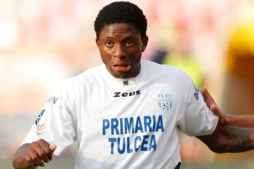 Tragedie pe terenul de fotbal! Un jucător nigerian de la Delta Tulcea a murit după ce a suferit un infarct chiar în timpul meciului